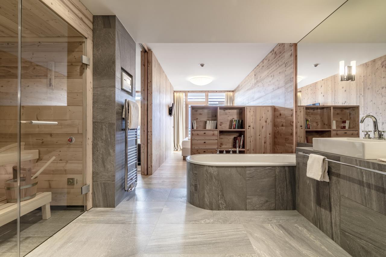 Luxuriöse Suite mit Balkon und Sauna