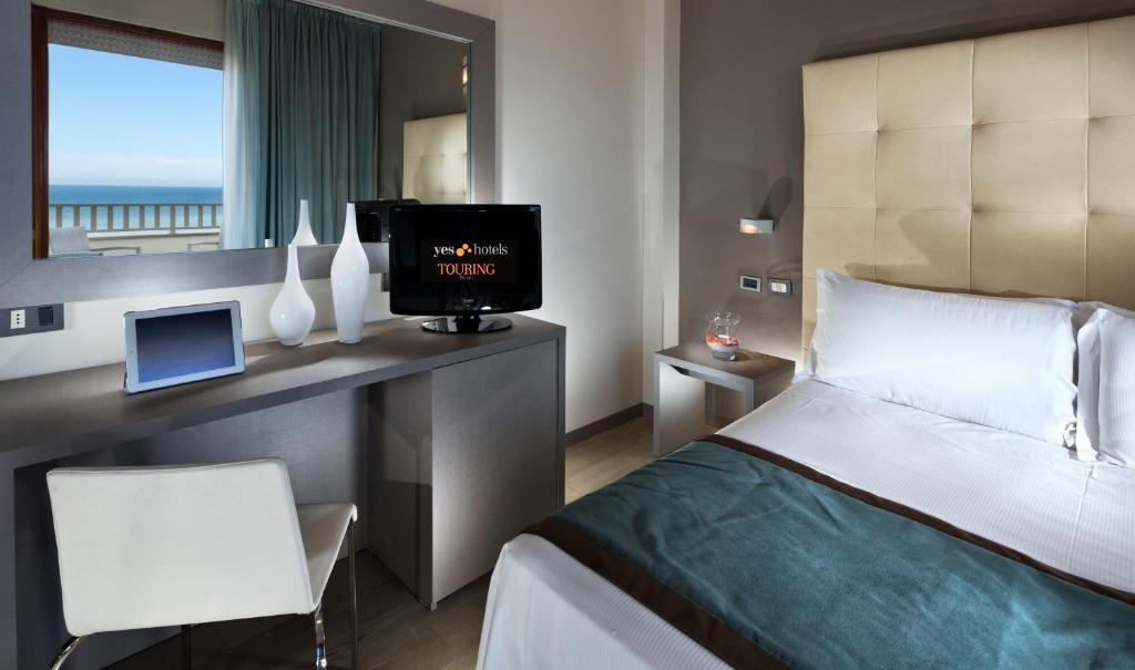 Classic Vierbettzimmer mit seitlichem Meerblick, Balkon und Zugang zum Pool