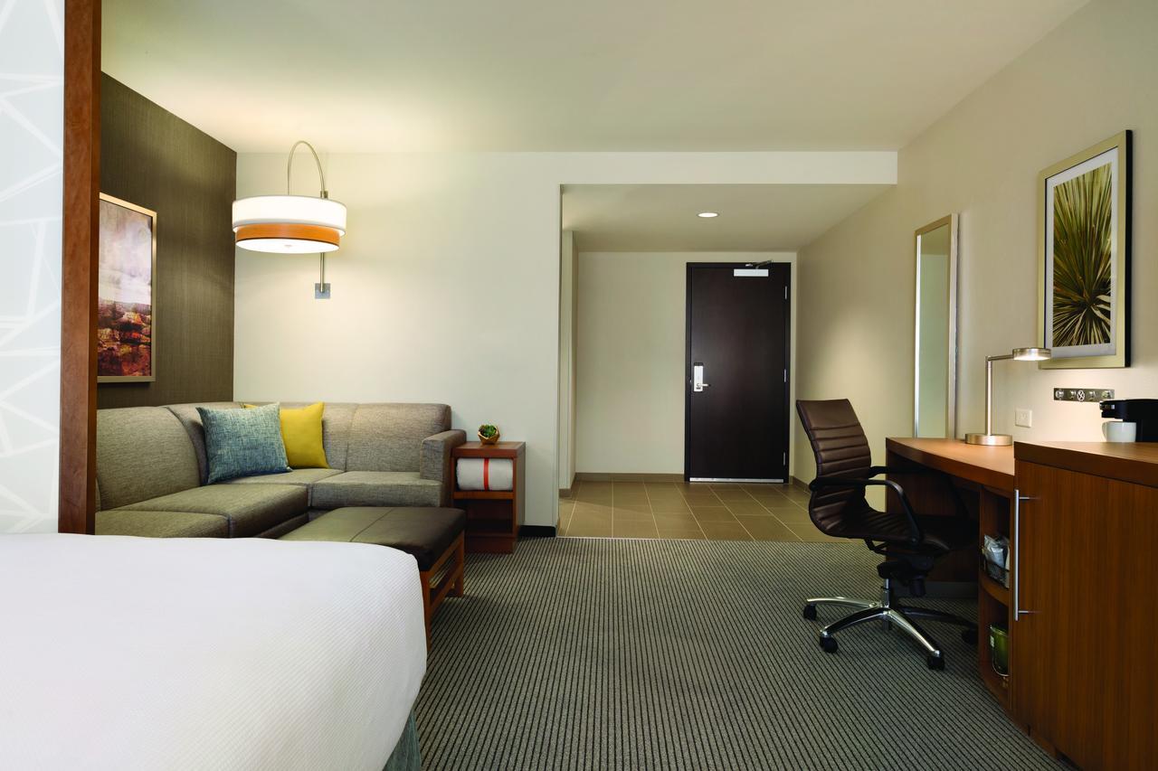 Zimmer mit Kingsize-Bett, Schlafsofa und Aussicht