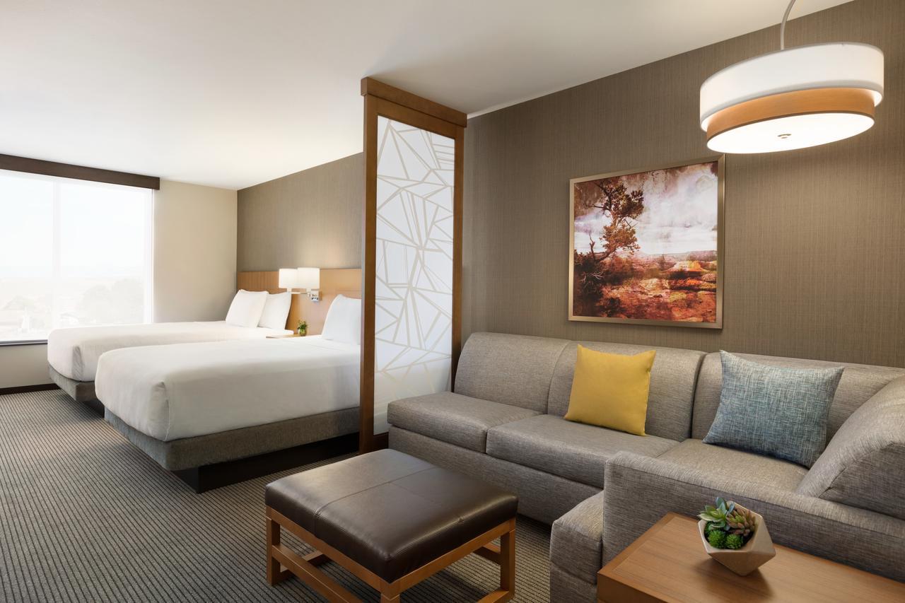 Zimmer mit Queensize-Bett und Schlafsofa