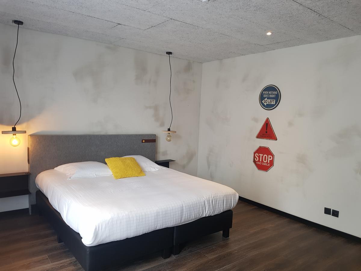 Großes Zimmer mit Straßenblick