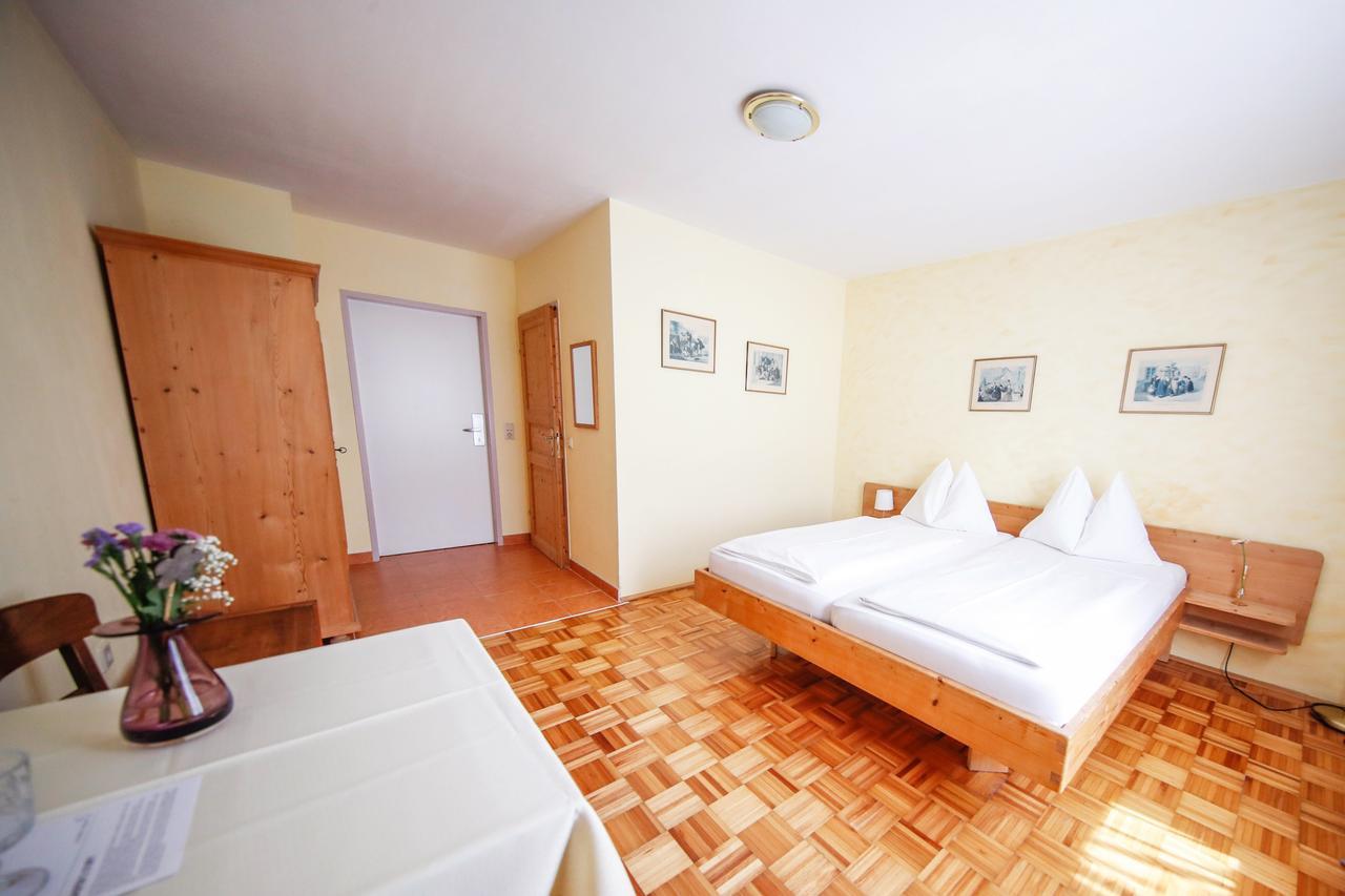 Budget Doppelzimmer mit Blick auf die Straße