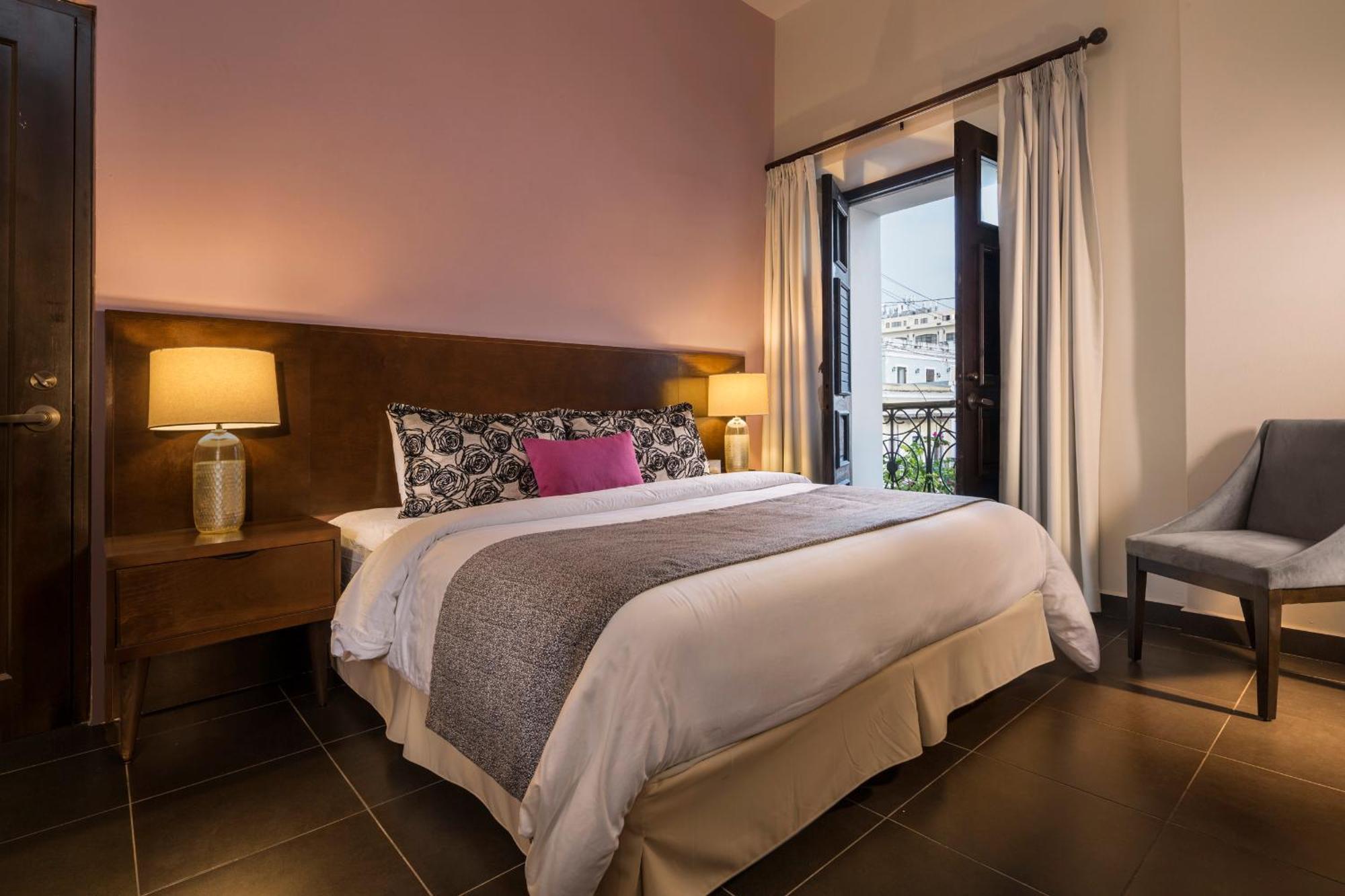 Zimmer mit Balkon und Kingsize-Bett