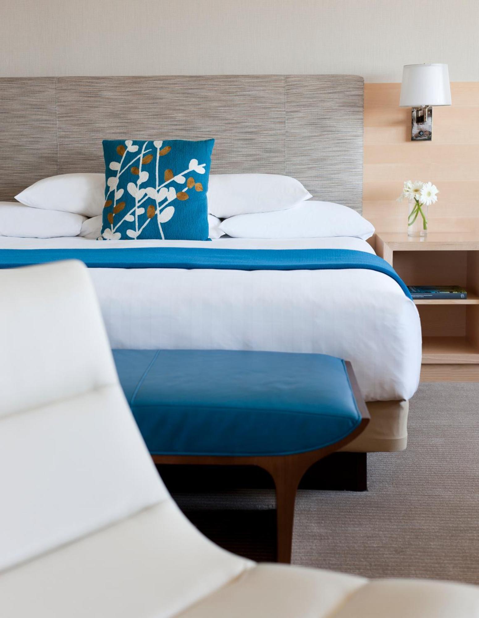 Eckzimmer mit Kingsize-Bett und Hafenblick
