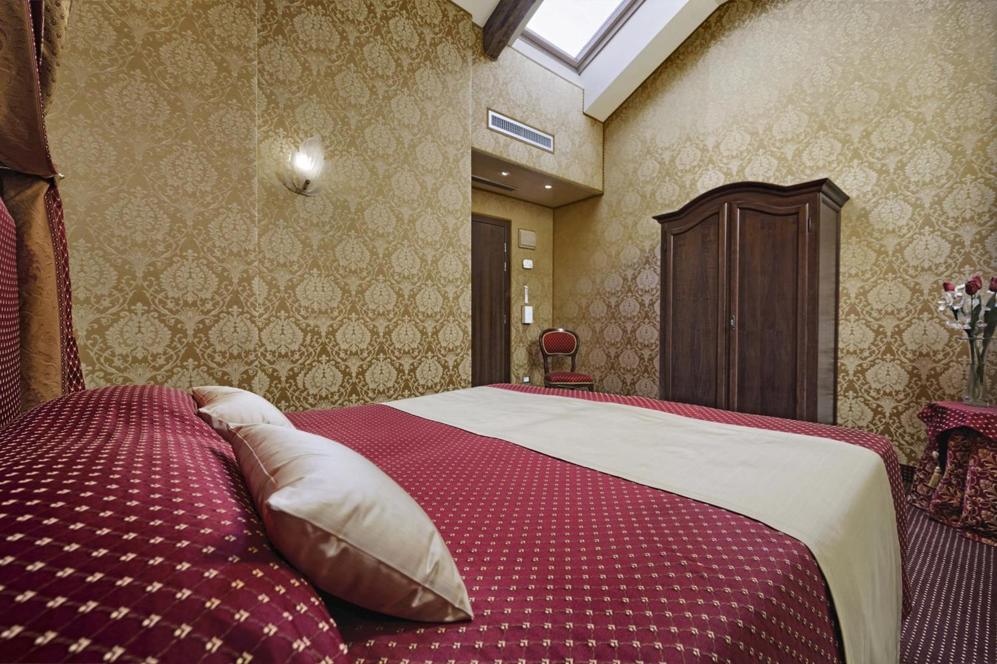 Small Double Room,943693138:JPEG