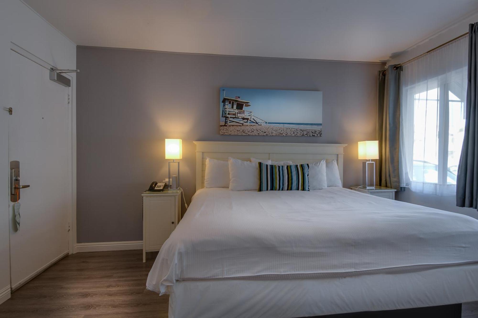 Zimmer mit Kingsize-Bett und Gartenblick.