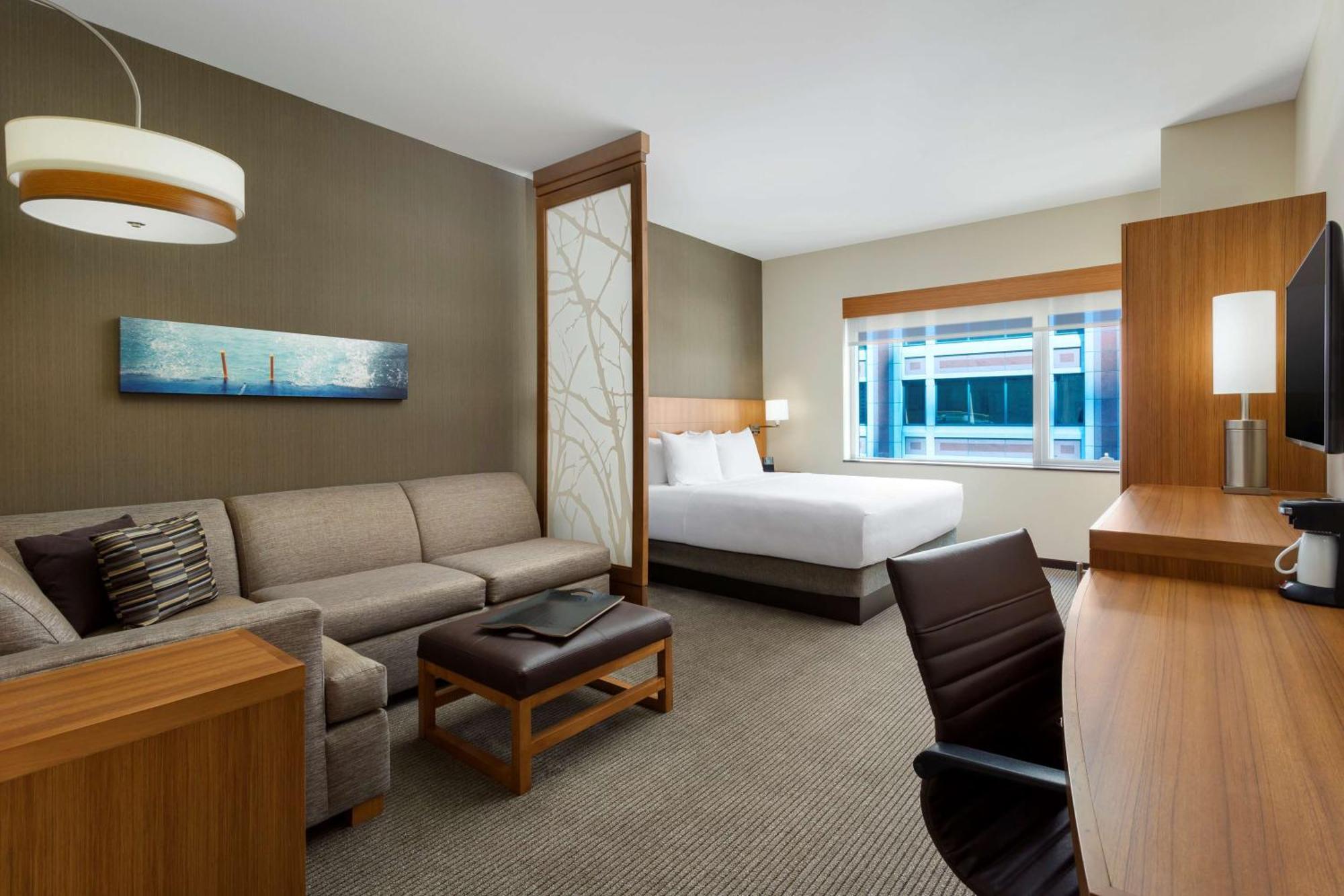 Zimmer mit Kingsize-Bett, Schlafsofa und Aussicht