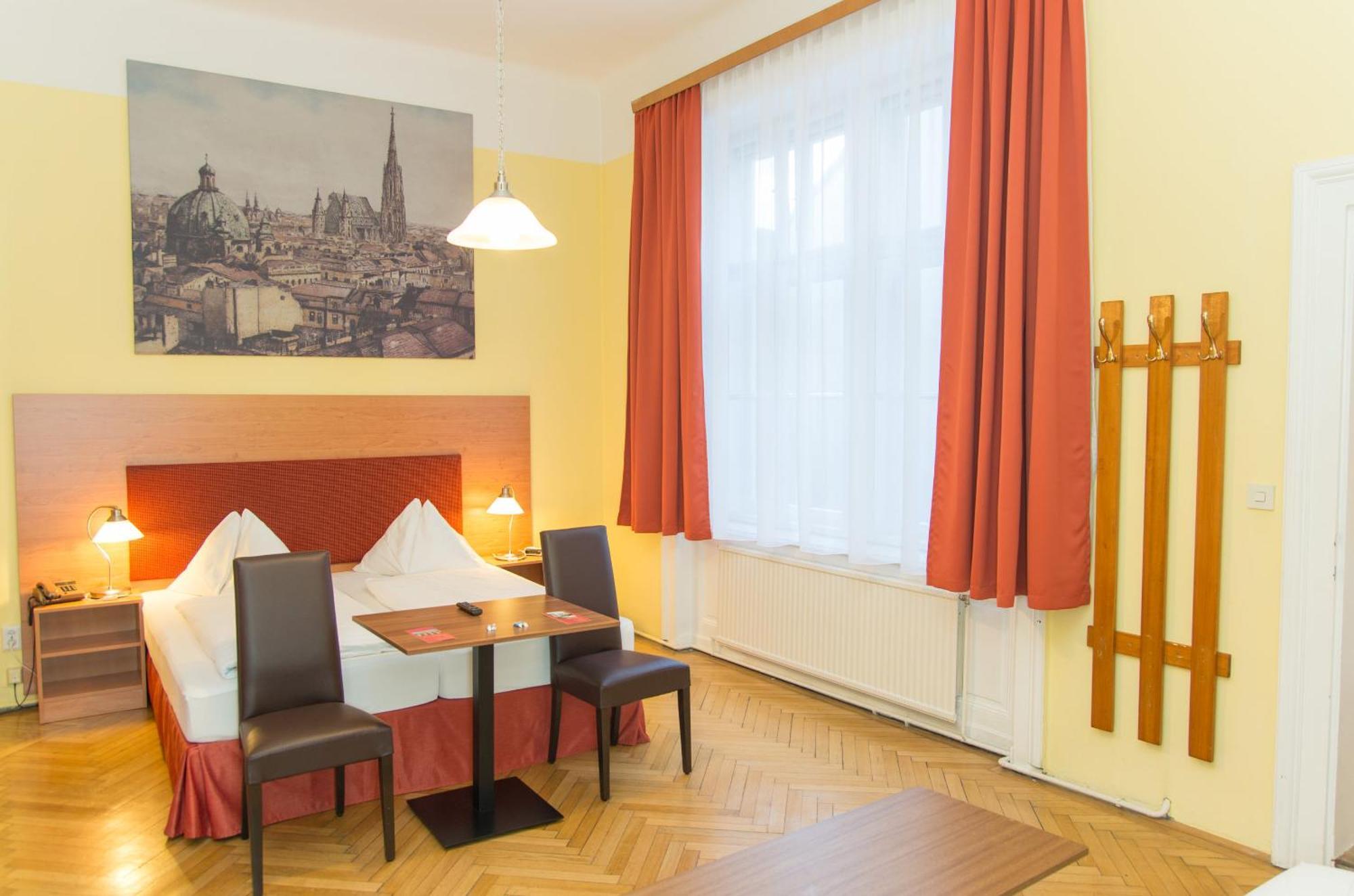 Familienzimmer mit eigenem Bad (4 Personen)