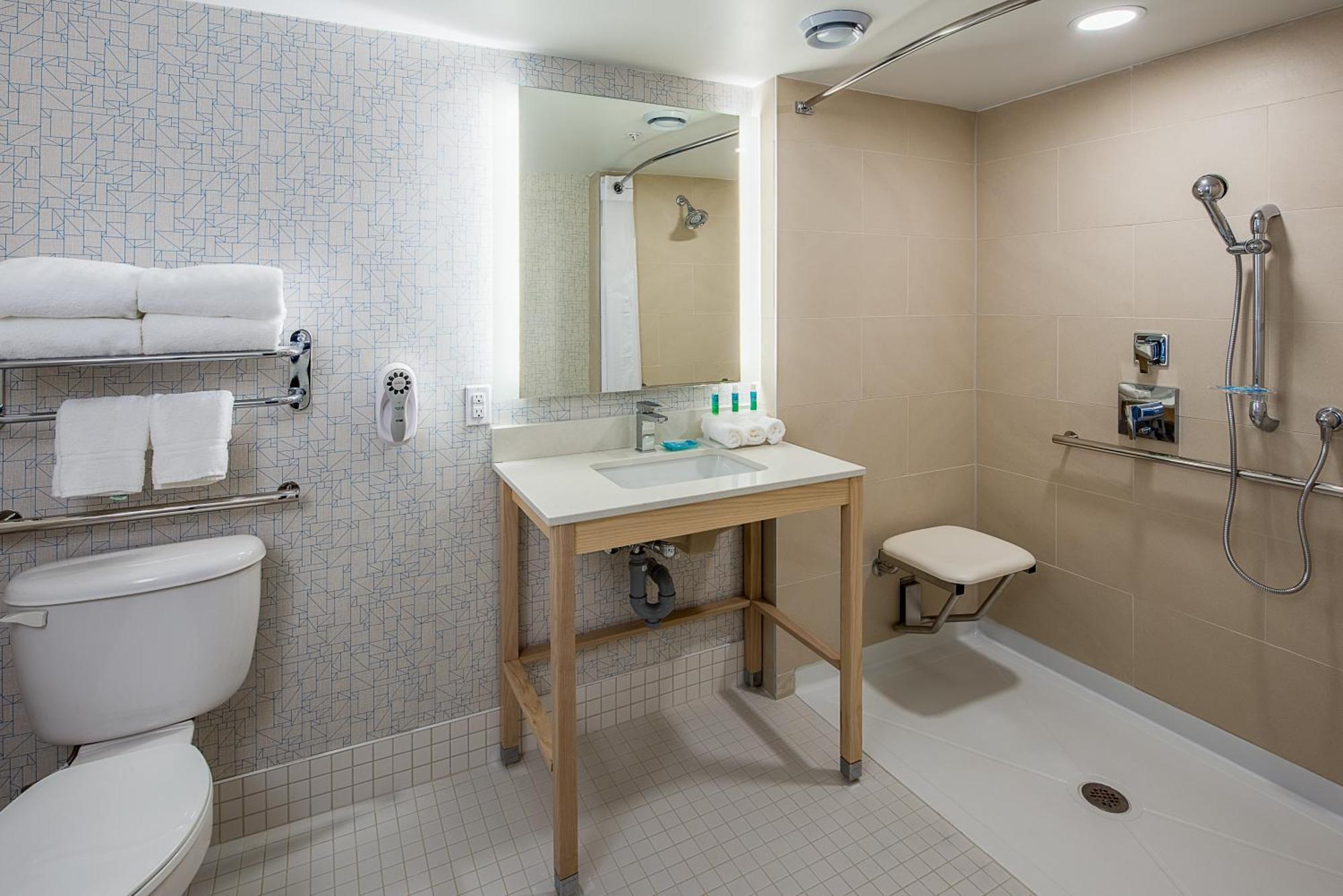 Zimmer mit Kingsize-Bett - Barrierefrei/befahrbare Dusche