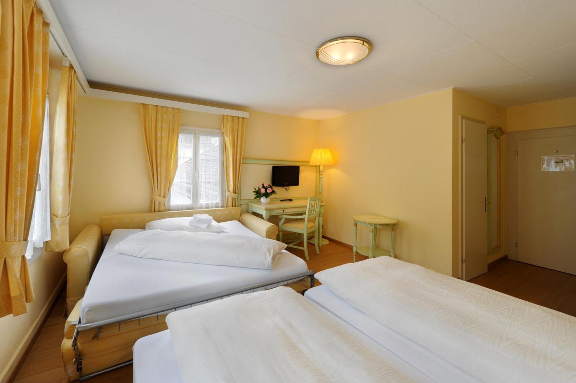 Familienzimmer mit Dorfblick
