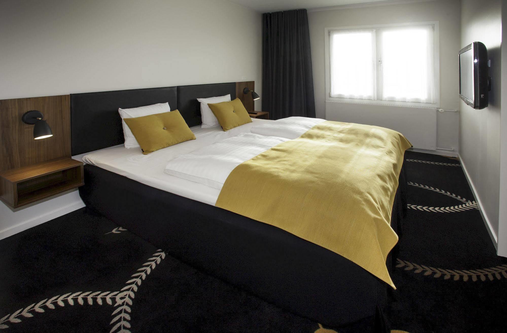 King Suite with Sofa Bed and Hot Tub - Non-Smoking