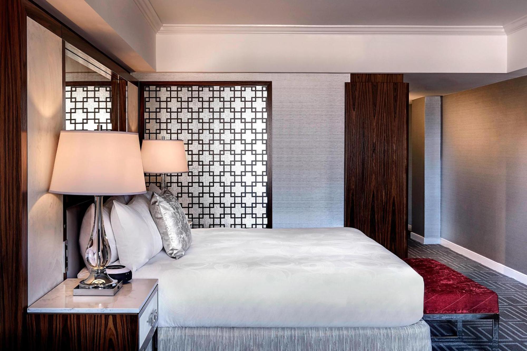 Mit Kingsize-Bett und Stadtblick