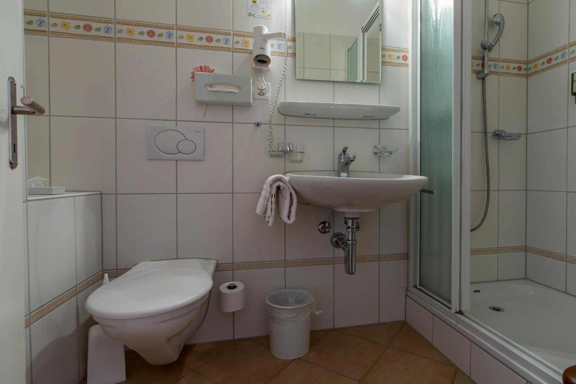 Doppel- oder Zweibettzimmer