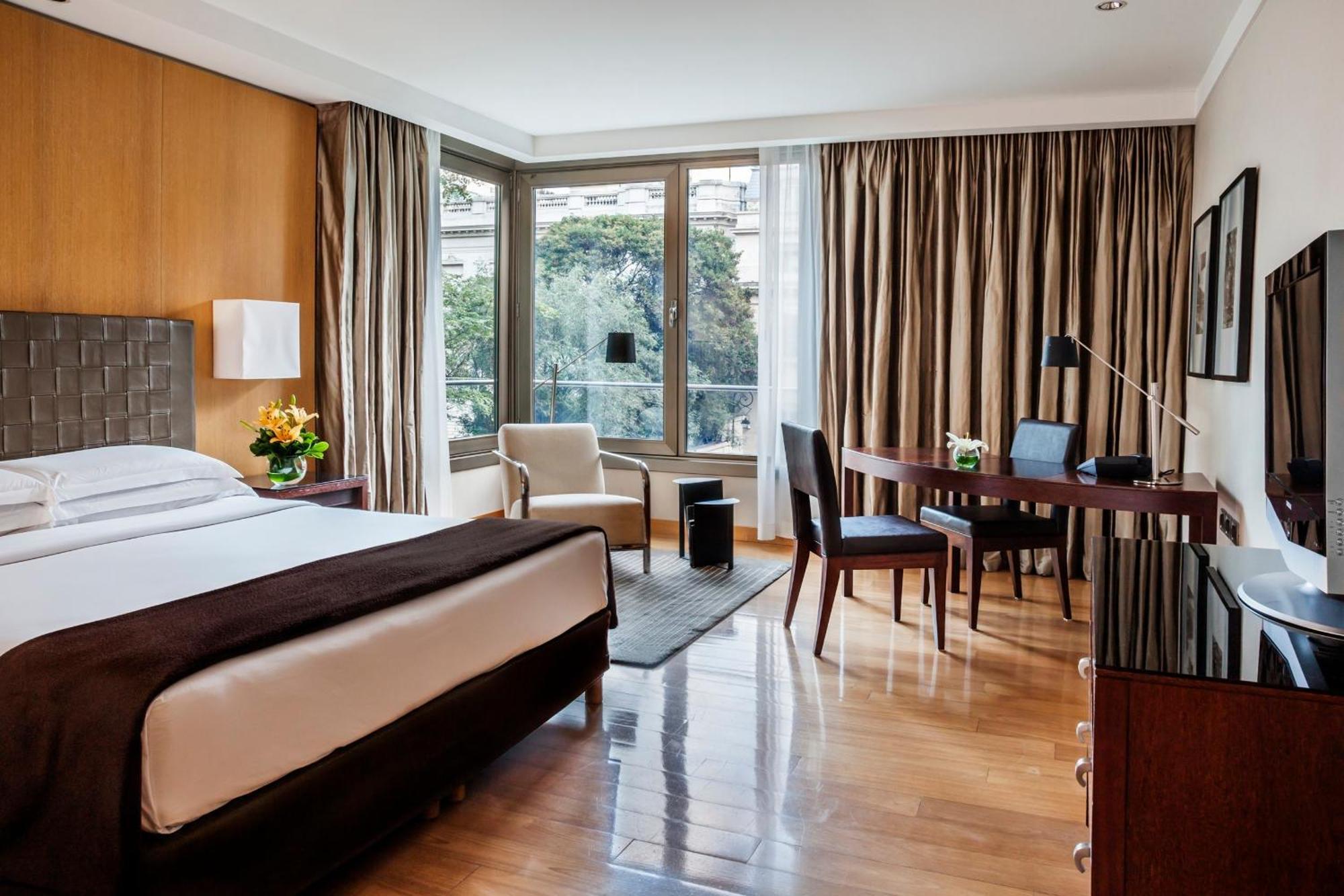 Deluxe Zimmer mit Kingsize-Bett und Gartenblick
