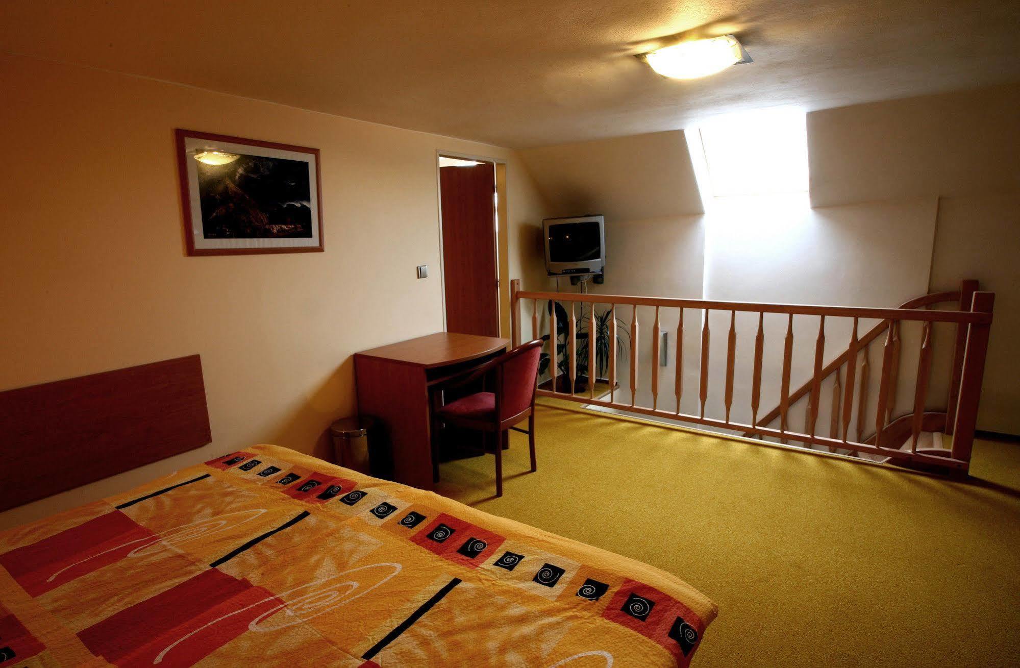 Premium Zimmer mit Kingsize-Bett, Balkon und Stadtblick