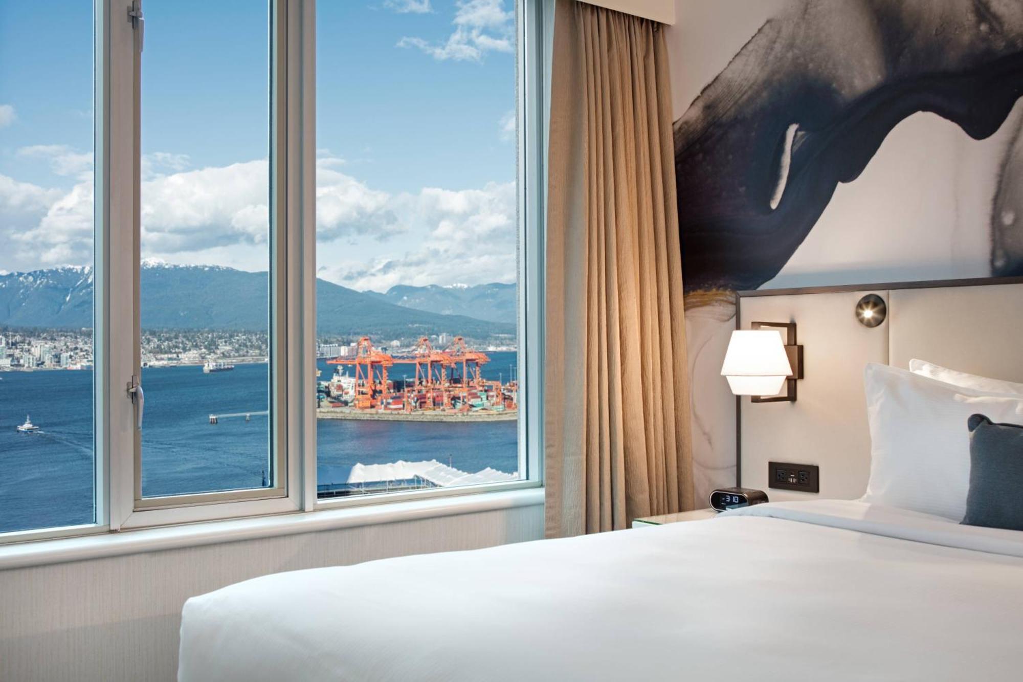 Suite mit Kingsize-Bett, Schlafsofa und seitlichem Wasserblick