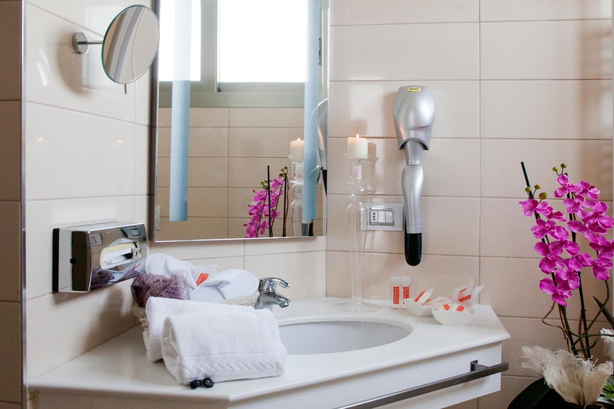 Standard Dreibettzimmer mit Meerblick