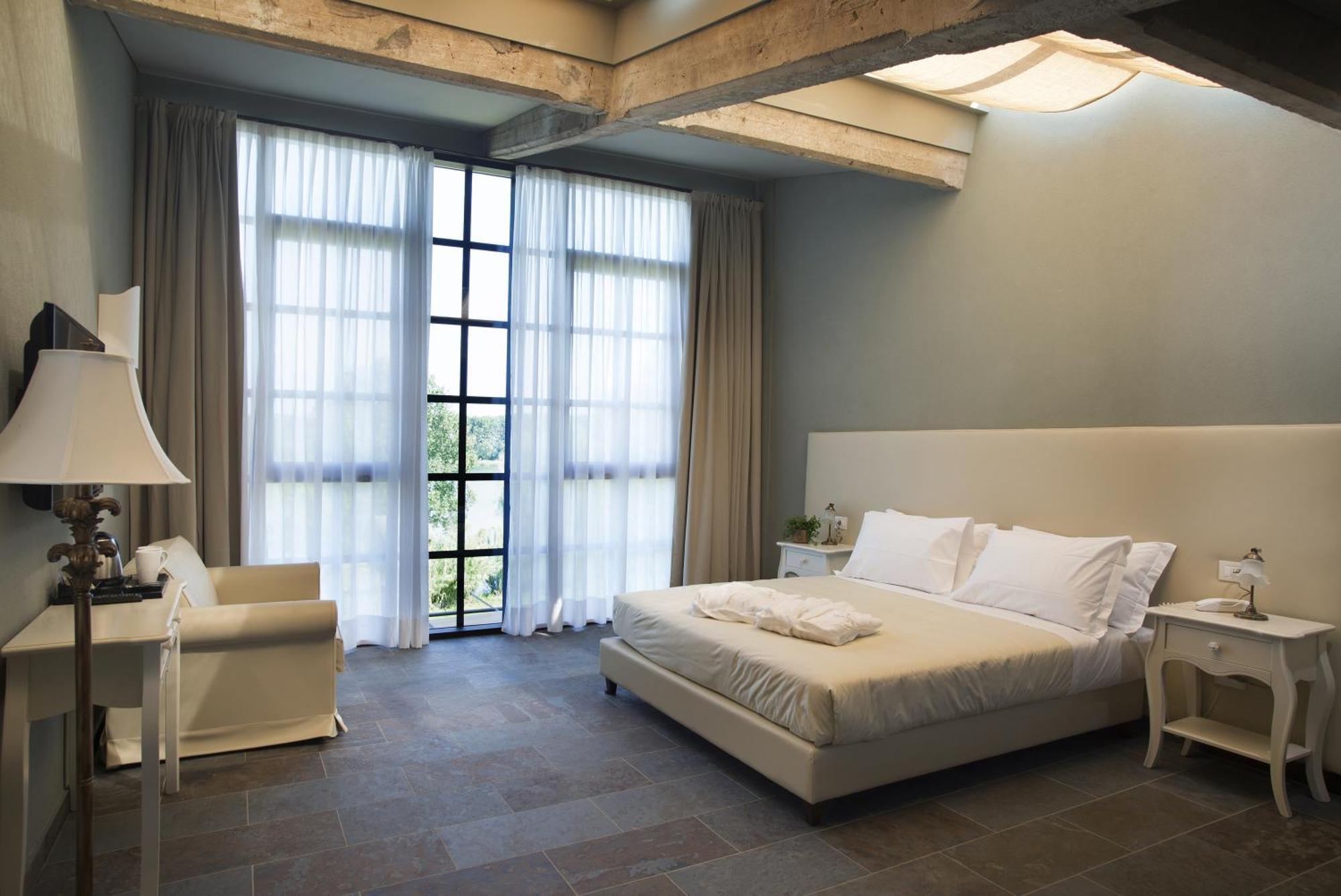 Zimmer mit Kingsize-Bett und Seeblick