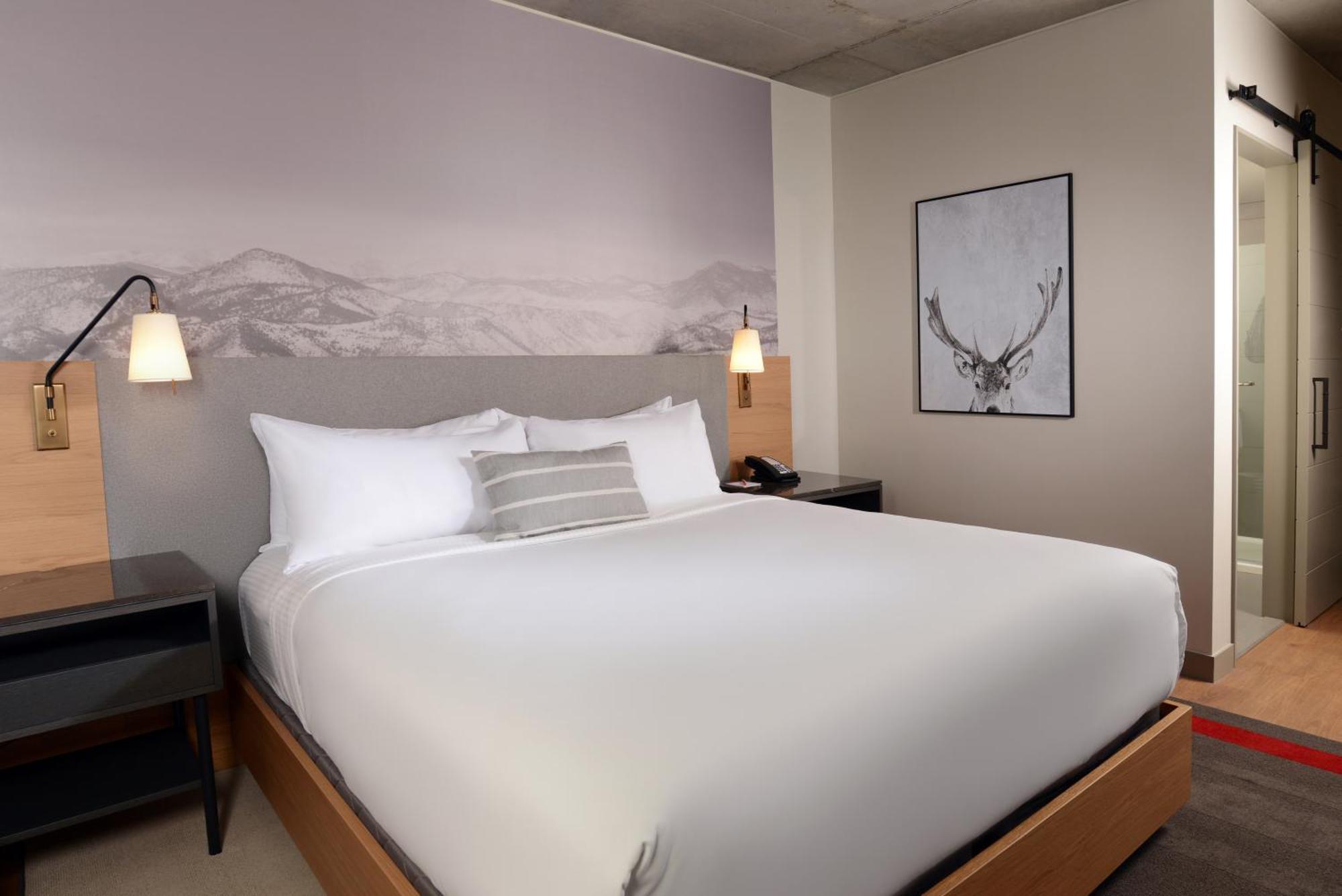 Standard-Zimmer mit Kingsize-Bett und Stadtblick