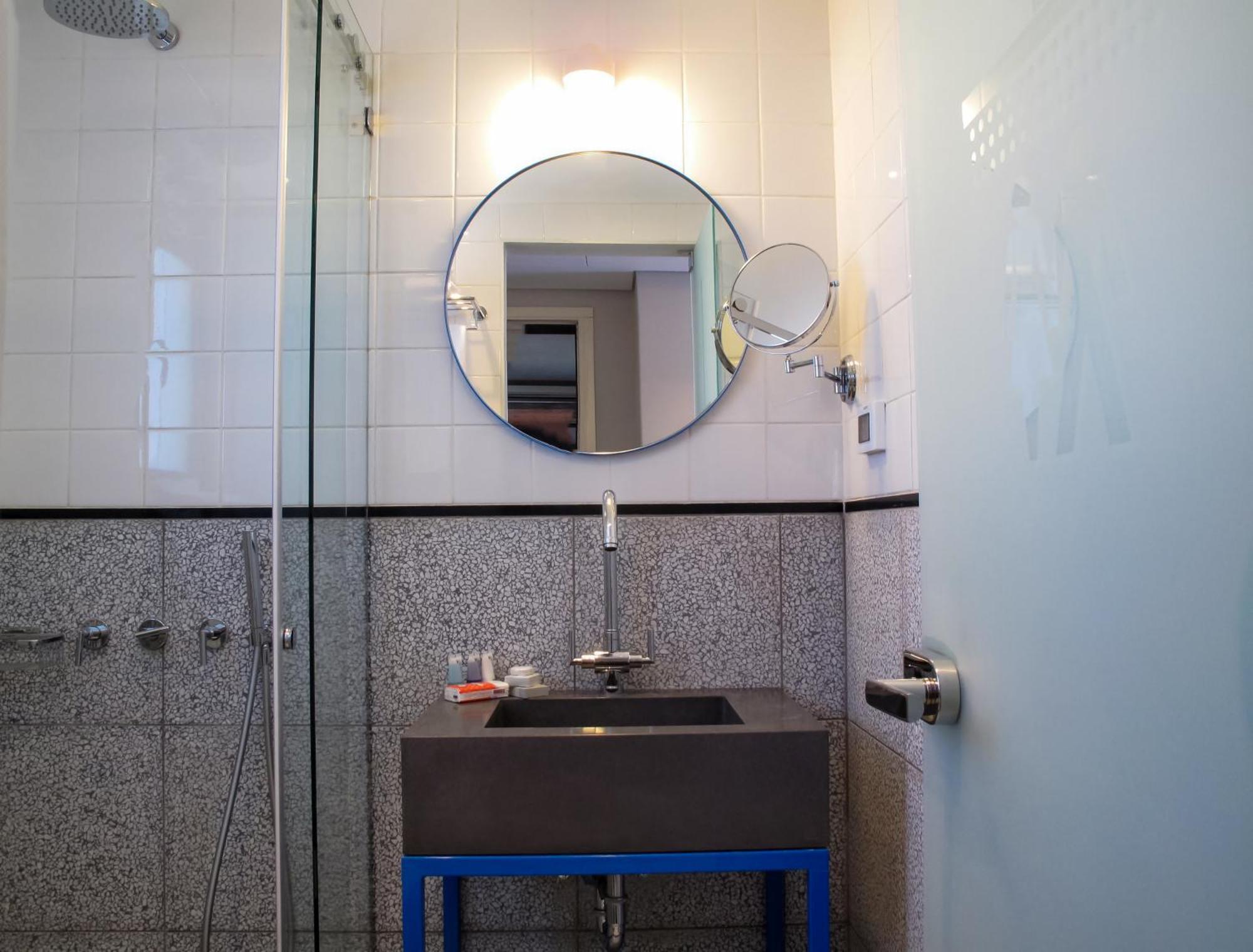 Doppel-/Zweibettzimmer mit Balkon