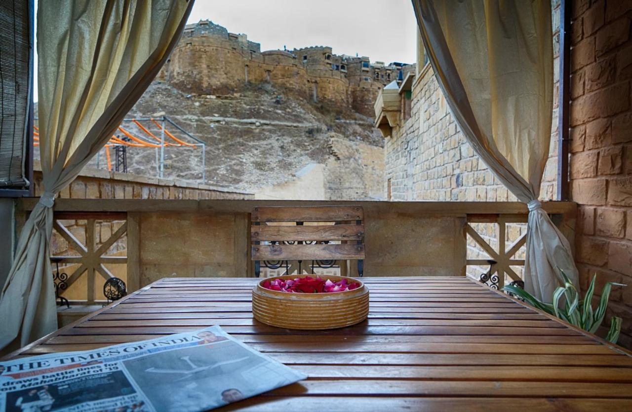 Zimmer mit Kingsize-Bett und Balkon