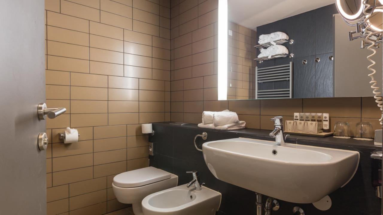 Standard Doppel- oder Zweibettzimmer mit Poolblick (2 Erwachsene + 1 Kind)