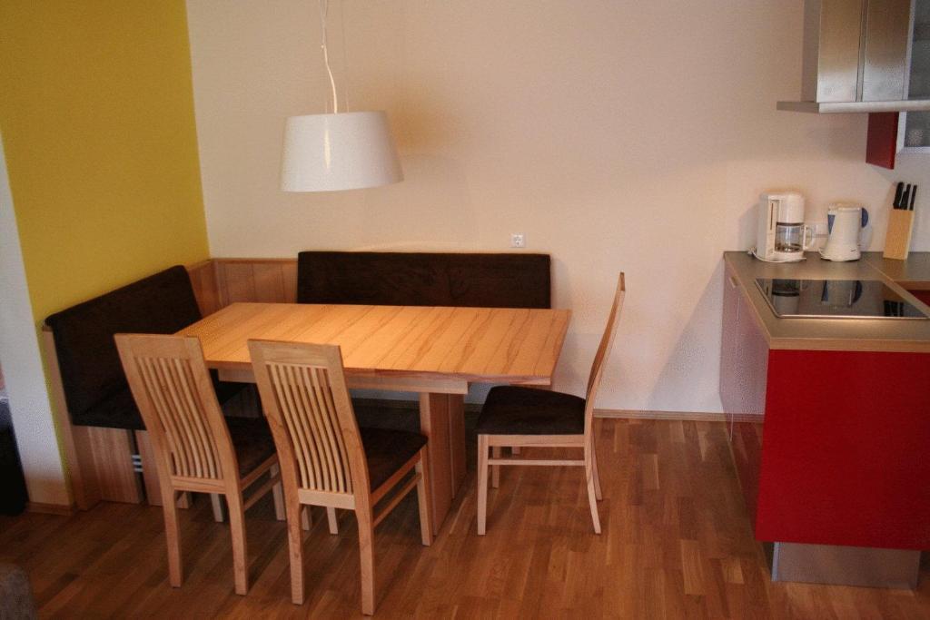 Mit 2 Queensize-Betten und Bergblick.