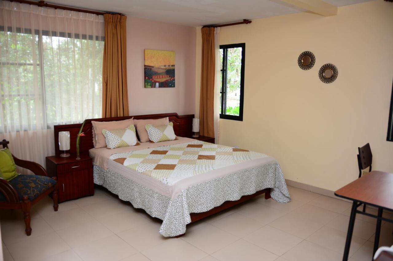 Zimmer mit Queensize-Bett und Gartenblick