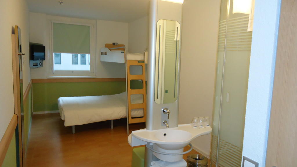 Standard Zimmer (1 Doppelbett & 1 Einzelbett)