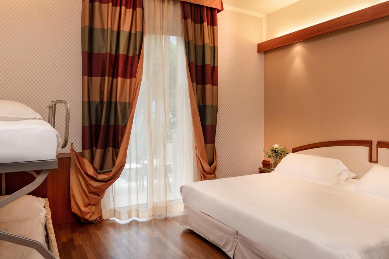 Dreibettzimmer mit Stadtblick