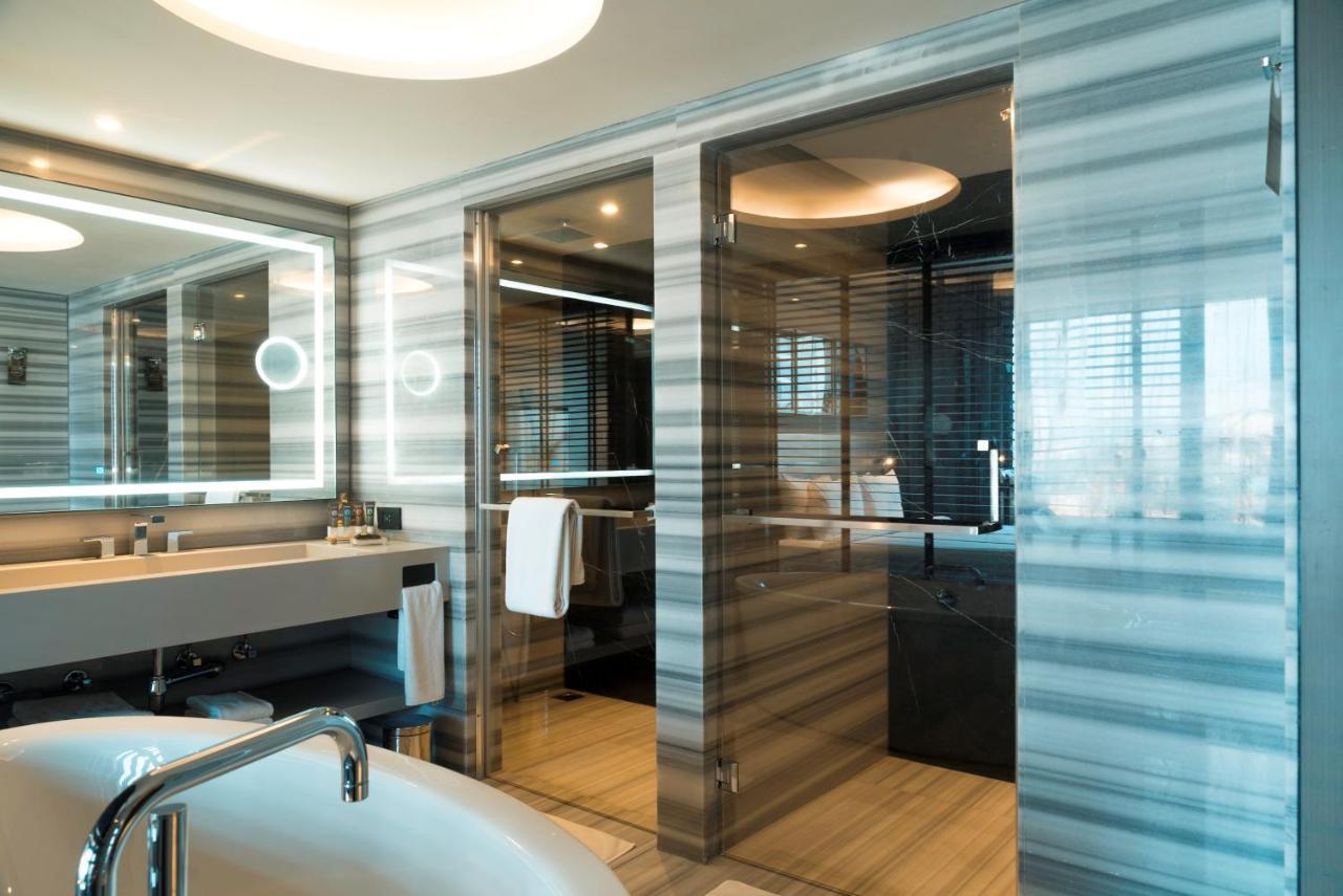 Luxury Suite with Separate Living Room and Bathtub