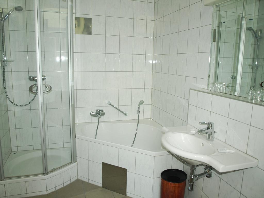 Doppel- oder Zweibettzimmer