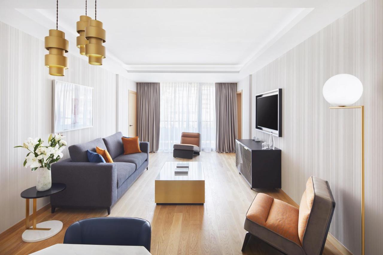 Grand Suite mit Kingsize-Bett und Blick auf die Akropolis