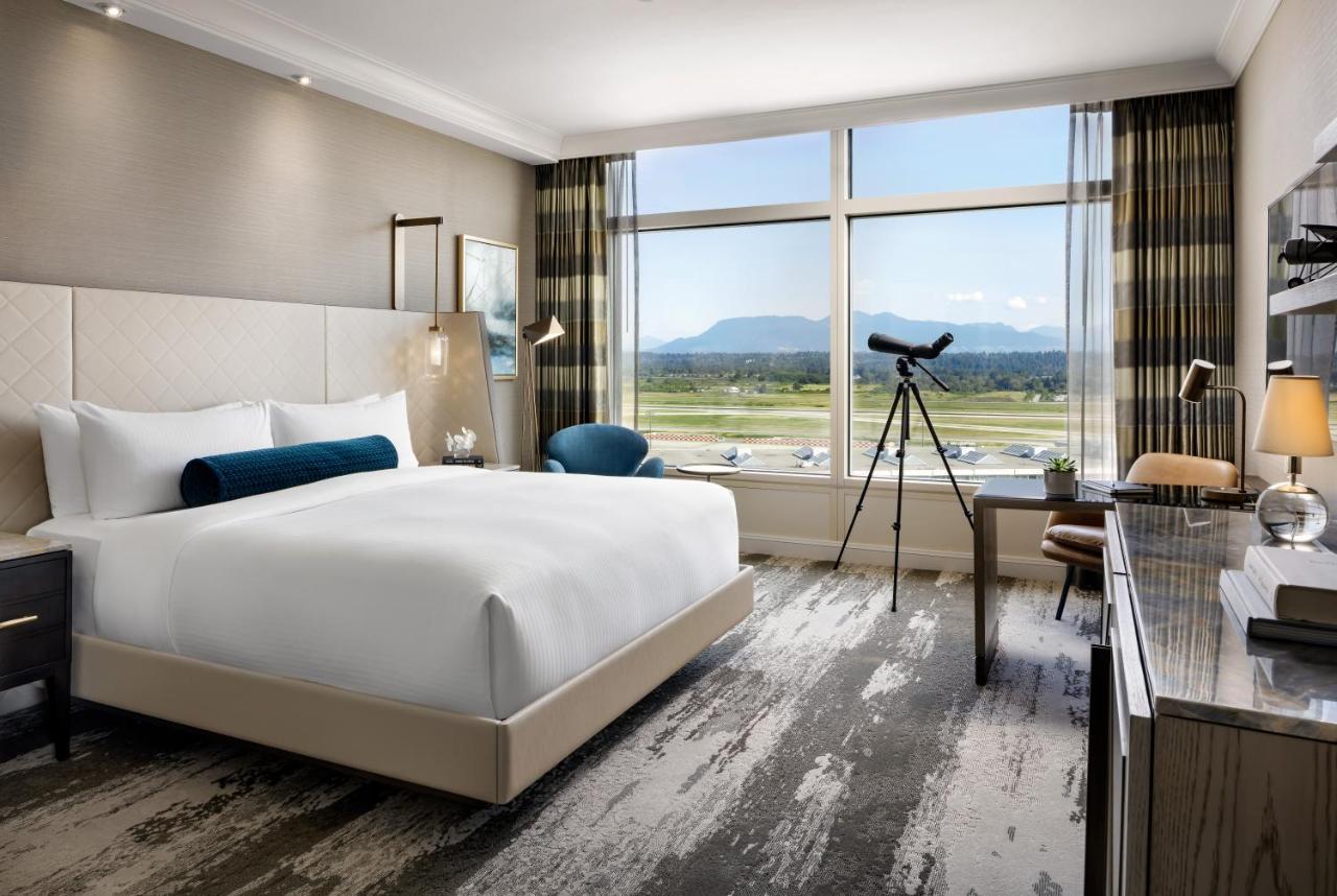 Zimmer Fairmont Gold Runway Runway mit Kingsize-Bett und Aussicht