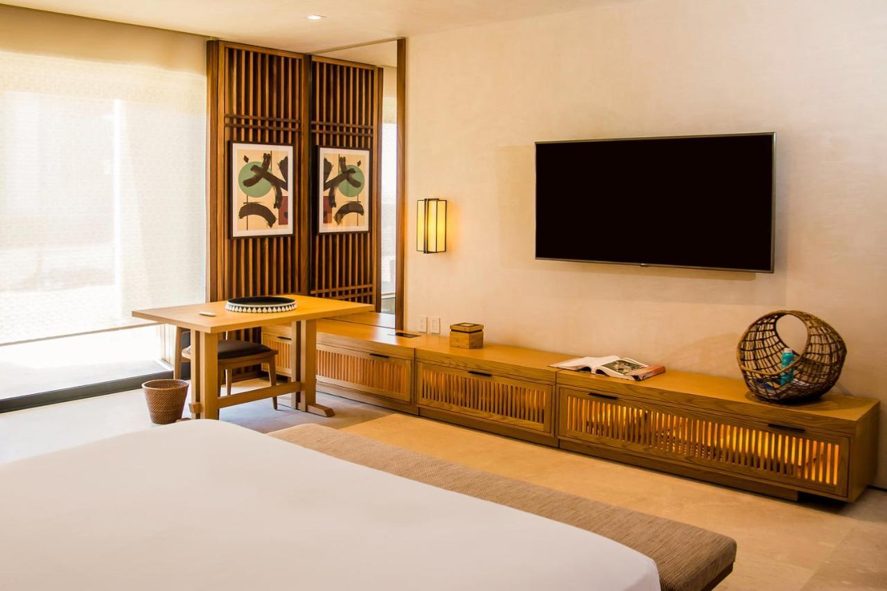 Deluxe Zimmer mit Kingsize-Bett und direktem Poolzugang