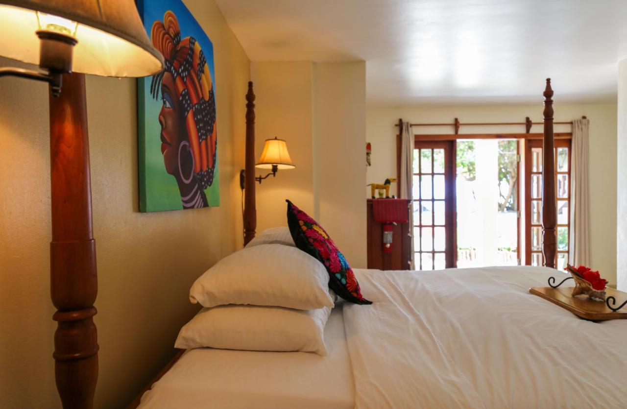 Zimmer mit Kingsize-Bett und Meerblick