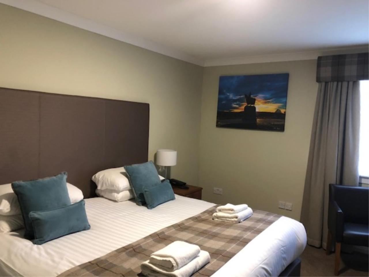 Zimmer mit Kingsize-Bett