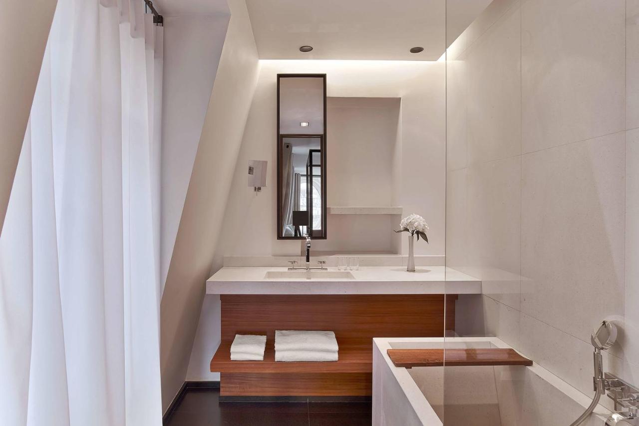Suite Eiffel mit 1 Kingsize-Bett und Blick auf den Eiffelturm