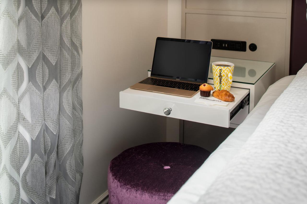 Fashionista mit Kingsize-Bett