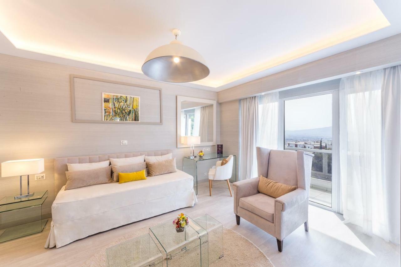 Deluxe Suite mit Eckbalkon und Blick auf den Lycabettus-Hügel