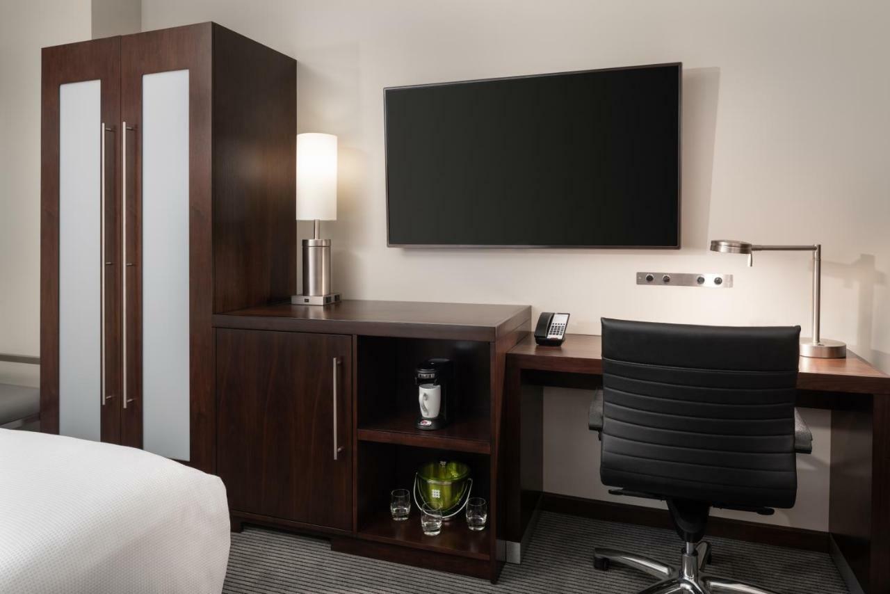 Zimmer mit Kingsize-Bett