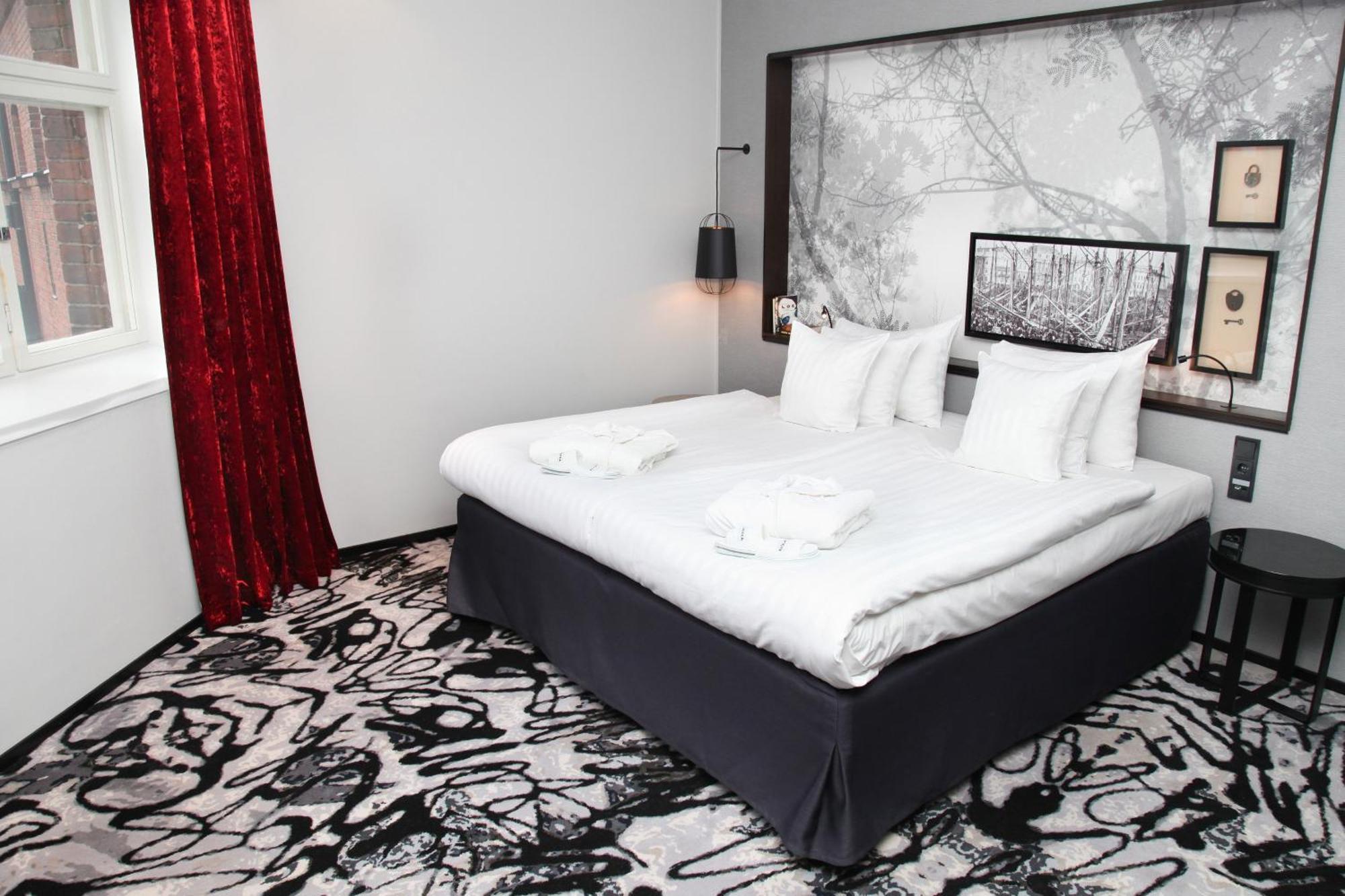 Junior Suite mit 1 Kingsize-Bett und Blick auf den Innenhof