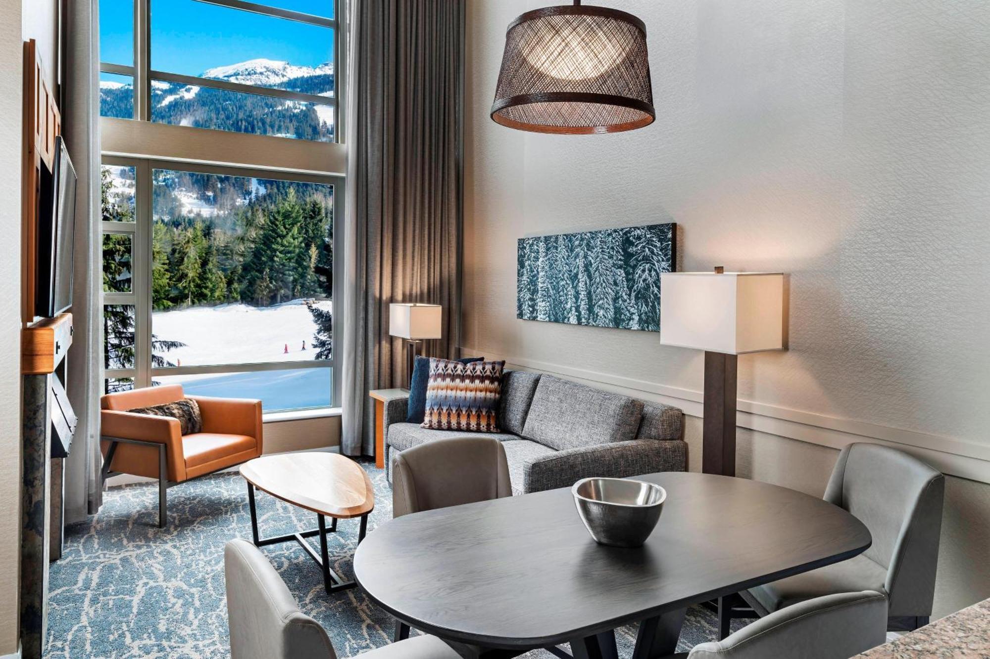 Penthouse-Suite mit 2 Queensize-Betten, 2 Schlafsofas und Blick auf die Berge