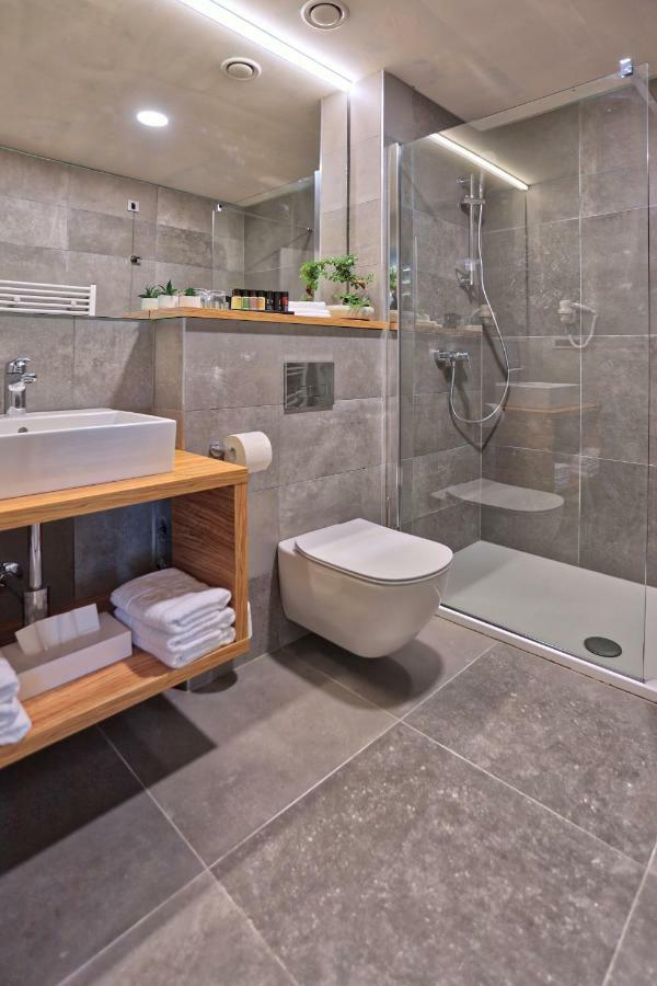 Deluxe Doppelzimmer mit Balkon und seitlichem Meerblick