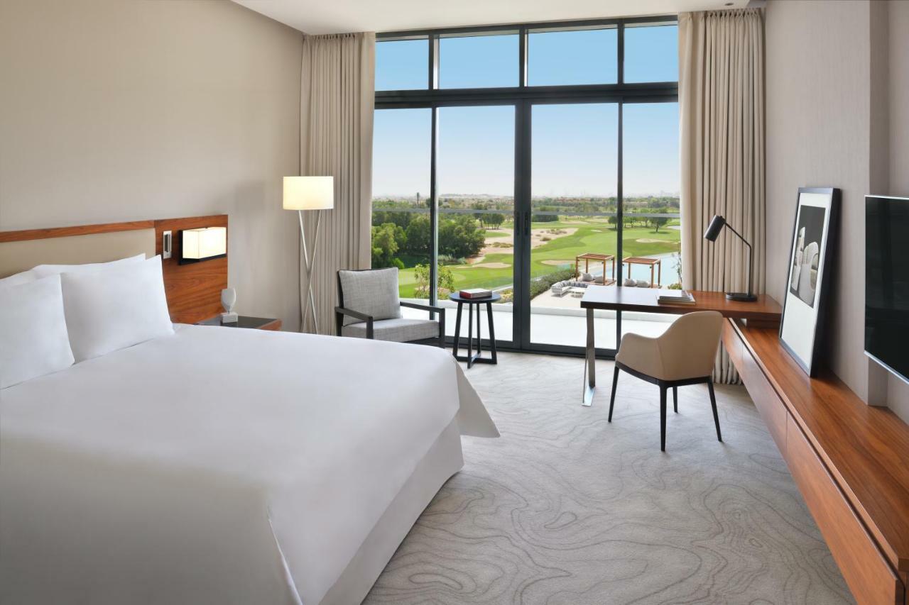 Grand Executive Suite mit eigenem Balkon und Blick auf den Golfplatz
