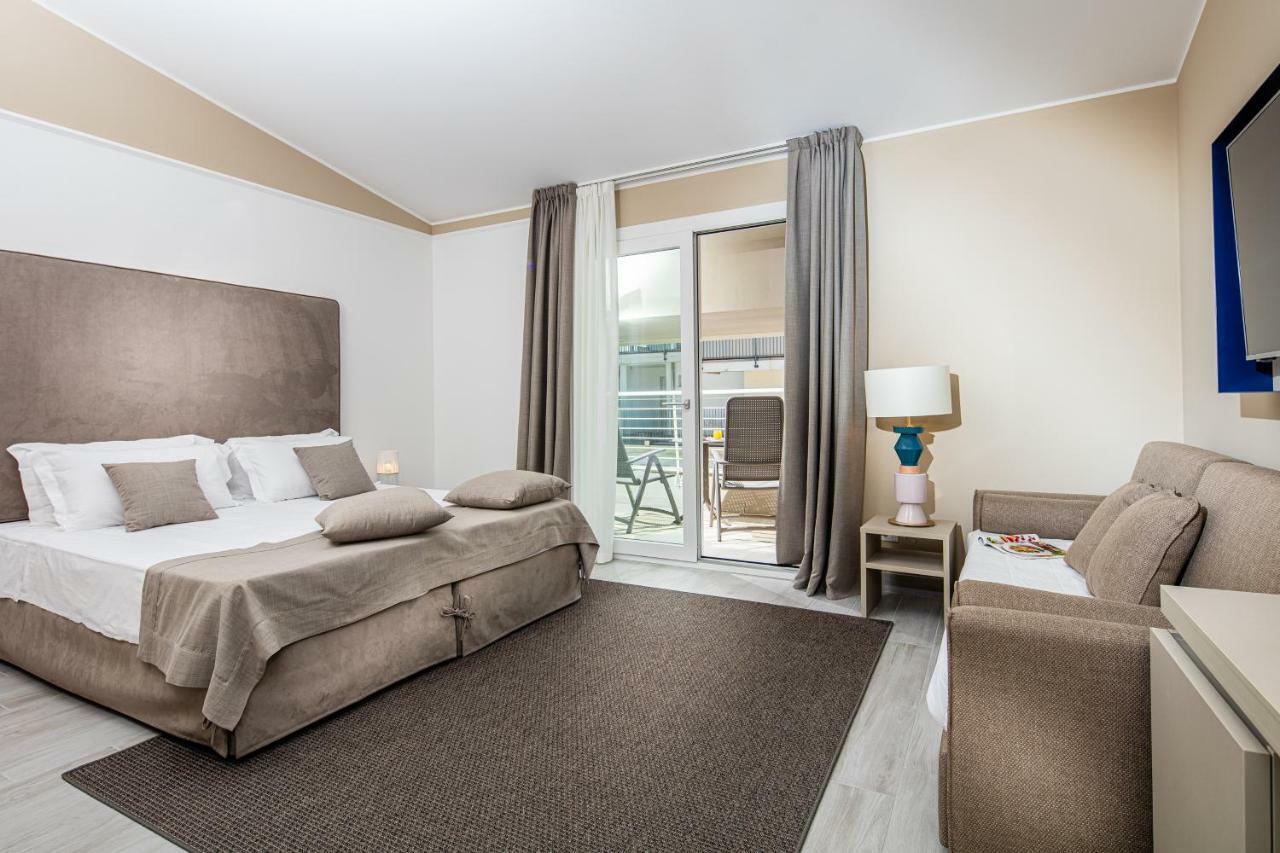 Doppelzimmer mit Panoramablick, Schlafsofa und teilweisem Meerblick