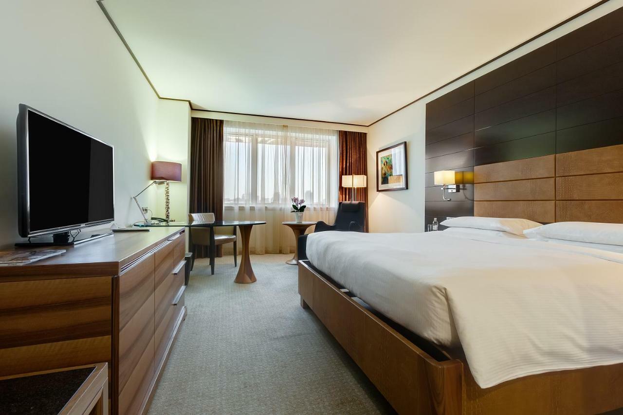 Zimmer mit Kingsize-Bett