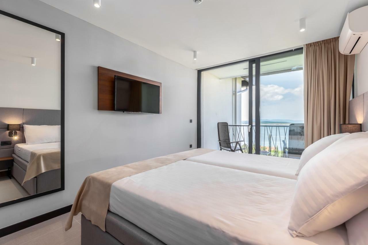 Double room with 2 Extra pull-out Beds, Sea Side View and Balcony