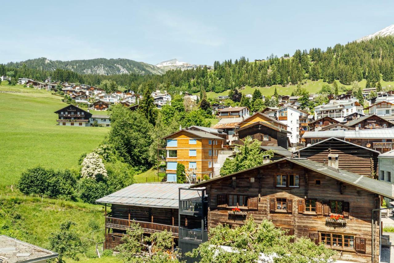 Zimmer mit Kingsize-Bett und Bergblick