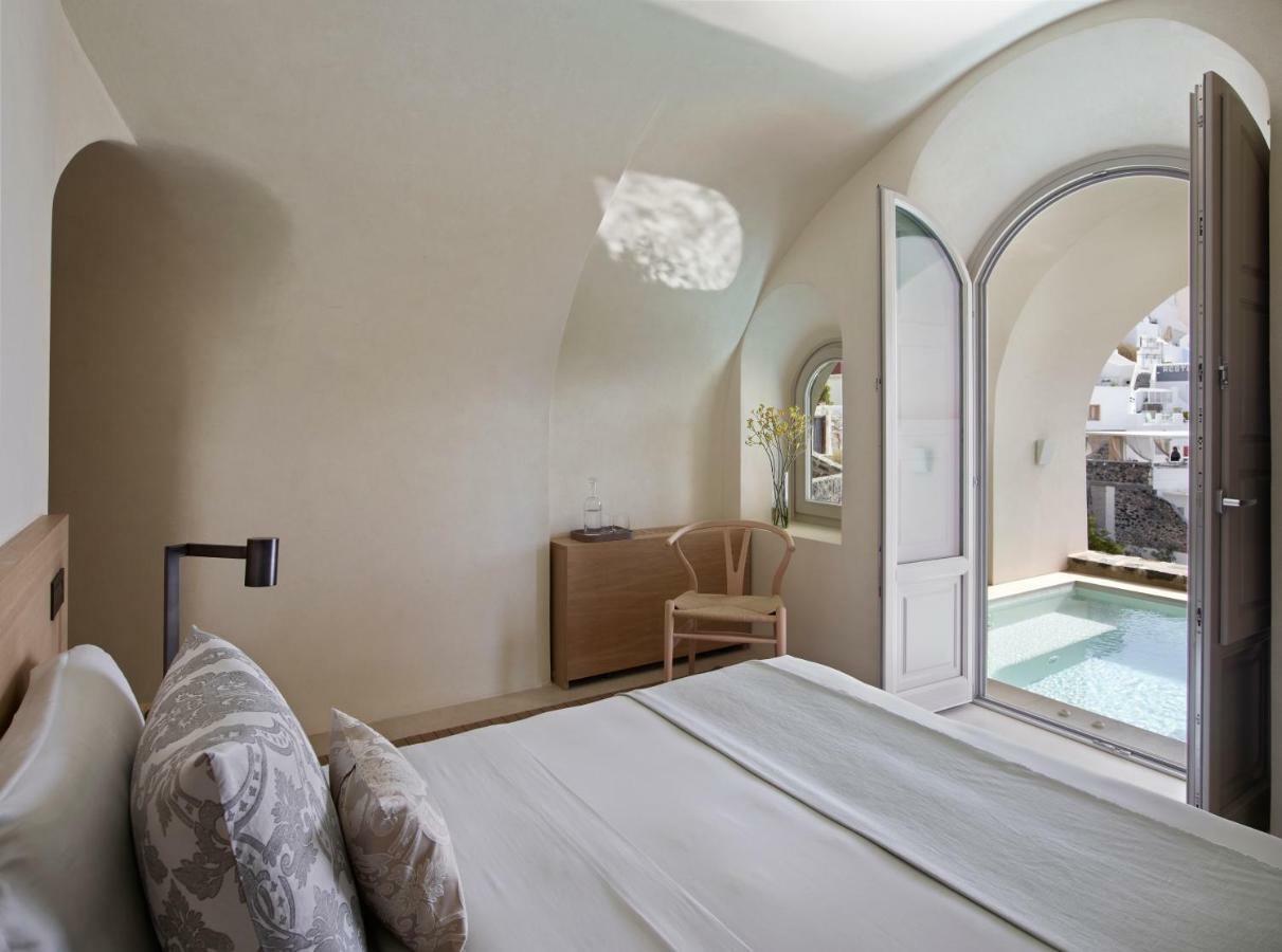 Suite Terra mit eigenem Tauchbecken und Aussicht auf die Caldera